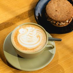 Palmyra es una cafetería y coffee office con locales en Colegiales y Palermo, ideal para disfrutar de su amplia oferta de cafés fríos y calientes.