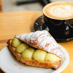 Palmyra es una cafetería y coffee office con locales en Colegiales y Palermo, ideal para disfrutar de su amplia oferta de cafés fríos y calientes.