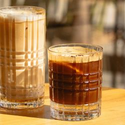 Palmyra es una cafetería y coffee office con locales en Colegiales y Palermo, ideal para disfrutar de su amplia oferta de cafés fríos y calientes.