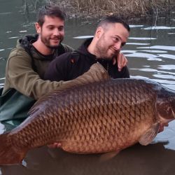 Con 35,34 kg, supera por más de un kilo el récord nacional previo, establecido en el mismo lago en julio de 2023.