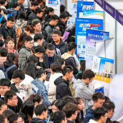 La gente asiste a una feria de empleo en Shenyang, en la provincia de Liaoning, en el noreste de China. Foto de AFP | Foto:AFP