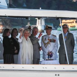  El rey Carlos III de Gran Bretaña y la reina Camila, acompañados por el gobernador general de Australia, en Sidney. Foto de Roni Bintang / AFP | Foto:AFP