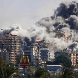 El humo que se eleva desde el lugar de un ataque aéreo israelí que tuvo como objetivo la aldea de Al-Hawsh. Foto de Kawnat HAJU / AFP | Foto:AFP