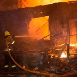 Bombero trabajando en el lugar de un ataque con drones rusos en Sumy en medio de la invasión rusa de Ucrania. Foto AFP | Foto:AFP