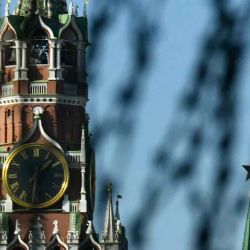 Las torres del Kremlin, incluida la torre Spasskaya (izq.), se ven a través de un alambre de púas en Moscú. Foto de Natalia KOLESNIKOVA / AFP | Foto:AFP