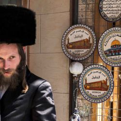 Tienda que exhibe platos de cerámica de recuerdo que representan la Cúpula de la Roca y los santuarios de la mezquita de Abraham en Jerusalén y Hebrón. Foto de HAZEM BADER / AFP | Foto:AFP