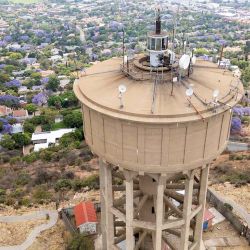 Vista general de la torre de agua en el Ecoparque de Northcliff, situado a unos 10 km al noroeste de Johannesburgo. Foto de Phill Magakoe / AFP | Foto:AFP