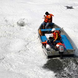 Trabajadores civiles rocían antiespumante en las aguas contaminadas del río Yamuna, cargadas de espuma, en Nueva Delhi. Foto de Arun SANKAR / AFP | Foto:AFP