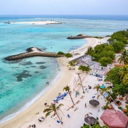 Los turistas visitan una playa en la isla de Maafushi, en las Maldivas. Foto de Mohamed Afrah / AFP | Foto:AFP