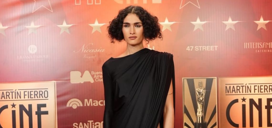 Mina Serrano llevó a otro nivel el "little black dress" en los Martín Fierro de Cine