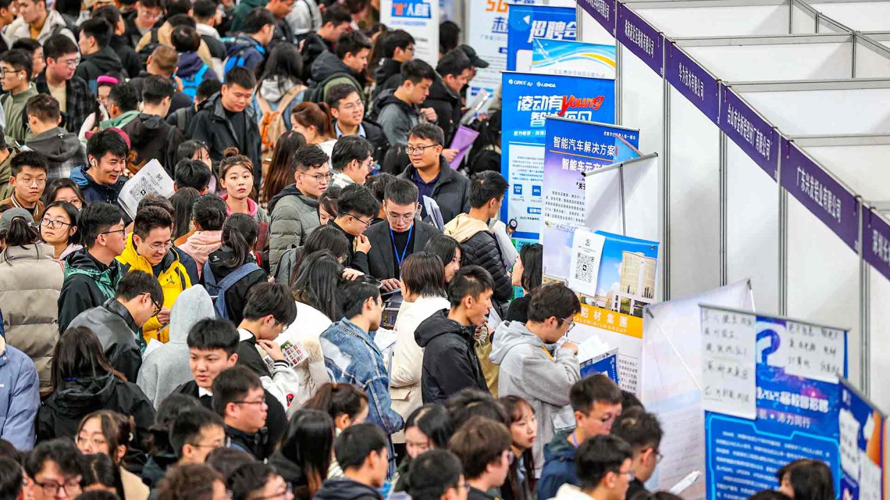 La gente asiste a una feria de empleo en Shenyang, en la provincia de Liaoning, en el noreste de China. Foto de AFP | Foto:AFP