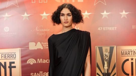 Mina Serrano llevó a otro nivel el "little black dress" en los Martín Fierro de Cine