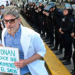 Trabajadores de Salud reclaman aumentos salariales y recortes presupuestarios al presidente Javier Milei. Argentina. Foto de Juan Mabromata / AFP | Foto:AFP