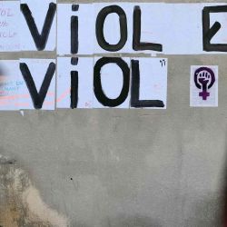 Los peatones pasan junto a un mural en el que se lee "La violación es violación" cerca del juzgado de Aviñón. Foto de Christophe SIMON / AFP  | Foto:AFP