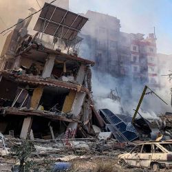 El humo se eleva desde los edificios destruidos desde el lugar de un ataque aéreo israelí. Foto de AFP | Foto:AFP