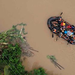 Barco de rescate de la guardia costera evacuando a los residentes a zonas más seguras en la ciudad de Polangui, al sur de Manila. Foto de CHARISM SAYAT / AFP | Foto:AFP