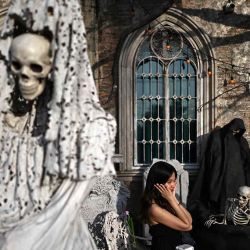 Una mujer posa para fotografías entre decoraciones de Halloween en un café de Bangkok. Foto de Manan VATSYAYANA / AFP | Foto:AFP