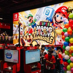 Los visitantes juegan al videojuego "Super Mario" de Nintendo durante una presentación de prensa de la feria "Paris Games Week" en París. Foto de Dimitar DILKOFF / AFP | Foto:AFP