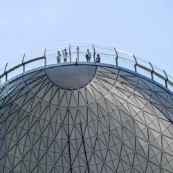 La gente mira desde la plataforma de observación Skypark en los hoteles Marina Bay Sands en Singapur. Foto de Roslan RAHMAN / AFP  | Foto:AFP