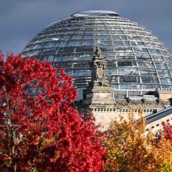 La cúpula del Reichstag, con árboles en sus colores otoñales, en Berlín, Alemania. Foto de RALF HIRSCHBERGER / AFP | Foto:AFP