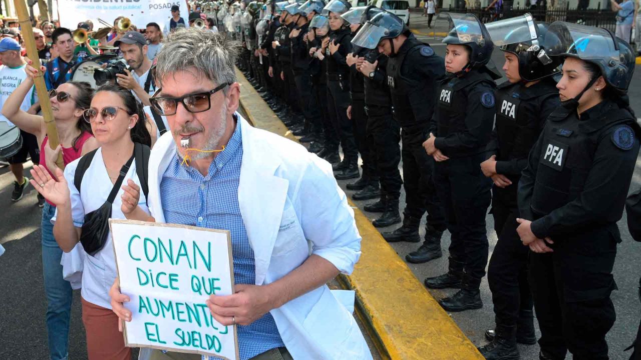 Trabajadores de Salud reclaman aumentos salariales y recortes presupuestarios al presidente Javier Milei. Argentina. Foto de Juan Mabromata / AFP | Foto:AFP