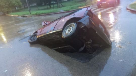 Córdoba: así lo "tragó" un socavón en avenida Veléz Sársfield durante la tormenta