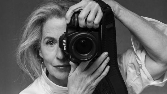 Un innovador tratamiento estético llega a Argentina con una exhibición fotográfica que resignifica la belleza a lo largo del tiempo