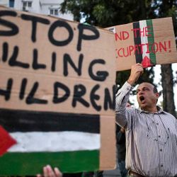 Manifestantes gritan consignas antiisraelíes durante una manifestación en Nicosia. Foto de Jewel SAMAD / AFP | Foto:AFP