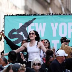  Breanna Stewart, celebra con la multitud durante el New York Liberty Ticker Tape Victory Parade & Rally. Foto de Sarah Stier / AFP | Foto:AFP