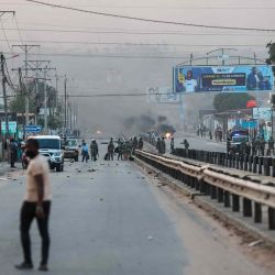 Las fuerzas policiales de Mozambique se despliegan en Maputo, mientras se ve una barricada en llamas al fondo. Foto de Alfredo ZUNIGA / AFP | Foto:AFP