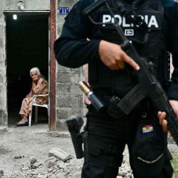 Una anciana mira a un miembro de la policía ecuatoriana que participa en una operación de seguridad conjunta con las fuerzas armadas en Durán, Ecuador. Foto de MARCOS PIN / AFP | Foto:AFP