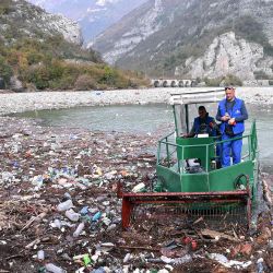 Los trabajadores bosnios operan una pequeña draga en un esfuerzo continuo por limpiar cientos de toneladas de desechos. Foto de ELVIS BARUKCIC / AFP | Foto:AFP