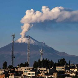 El volcán Popocatépetl libera una columna de gas y cenizas, vista desde el poblado de San Hipólito Chimalpa en Tlaxcala, México. Foto de J Guadalupe PEREZ / AFP | Foto:AFP