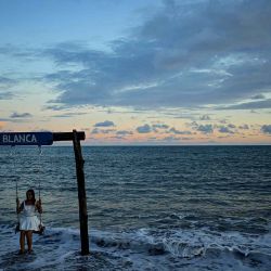Una joven se balancea sobre las olas en Playa Blanca en Farallón, provincia de Coclé, a unos 100 km al suroeste de la ciudad de Panamá. Foto de MARTIN BERNETTI / AFP | Foto:AFP