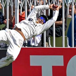 Saim Ayub de Pakistán atrapa un balón durante el partido entre Pakistán e Inglaterra en el Rawalpindi Cricket Stadium en Rawalpindi. Foto de Aamir QURESHI / AFP | Foto:AFP