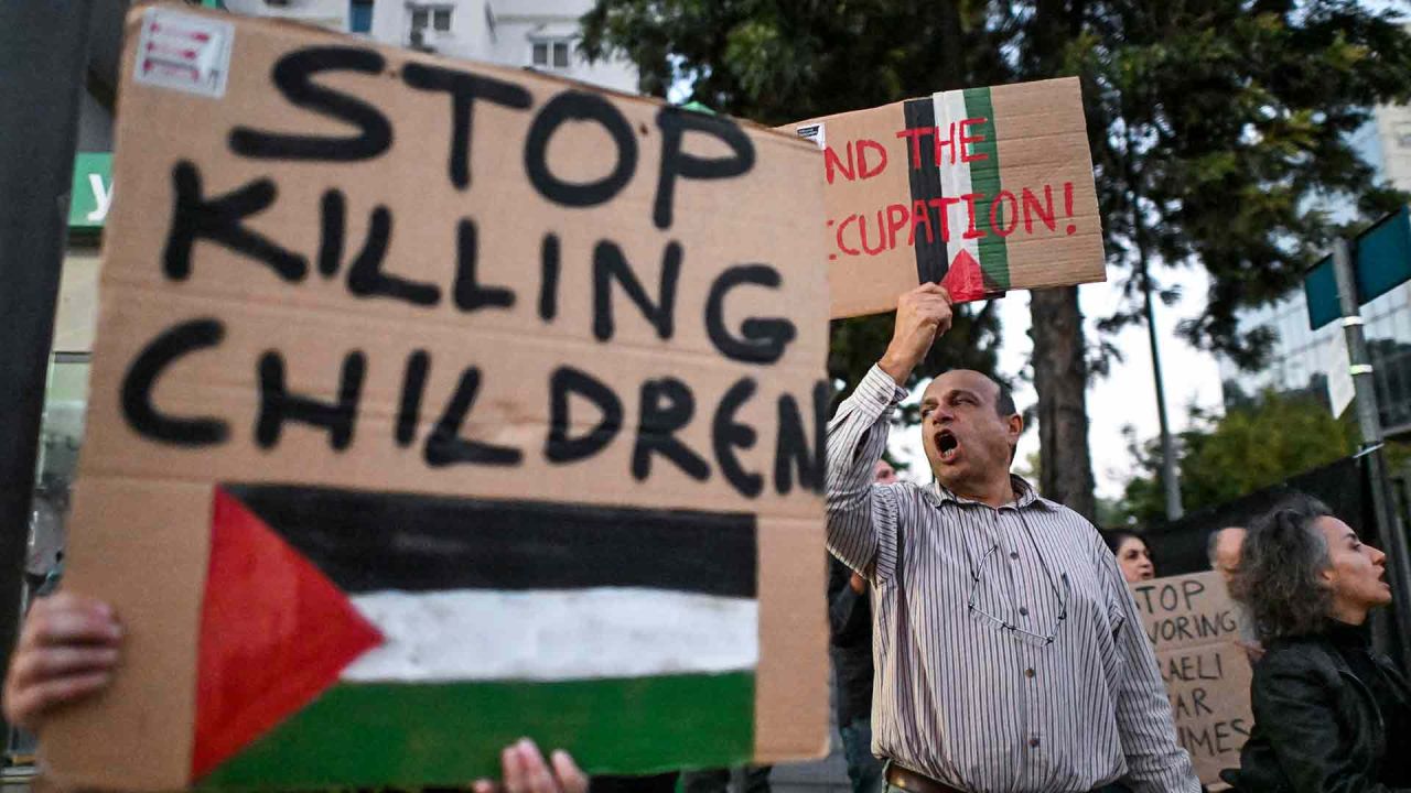 Manifestantes gritan consignas antiisraelíes durante una manifestación en Nicosia. Foto de Jewel SAMAD / AFP | Foto:AFP