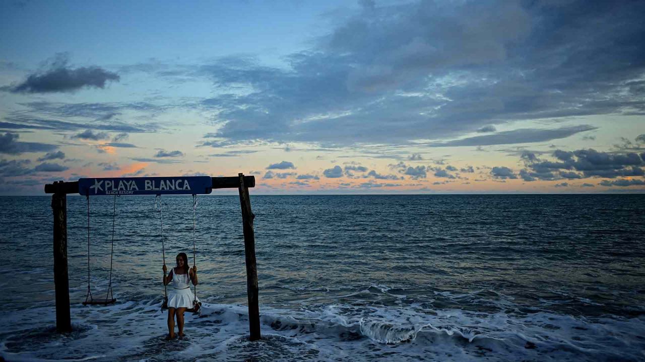 Una joven se balancea sobre las olas en Playa Blanca en Farallón, provincia de Coclé, a unos 100 km al suroeste de la ciudad de Panamá. Foto de MARTIN BERNETTI / AFP | Foto:AFP