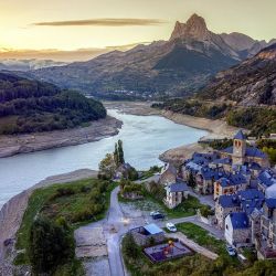 El territorio español de Aragón está poco difundido: alberga una ruta del vino, centros de esquí, turismo rural, castillos y catedrales muy bien conservados.