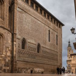 El territorio español de Aragón está poco difundido: alberga una ruta del vino, centros de esquí, turismo rural, castillos y catedrales muy bien conservados.