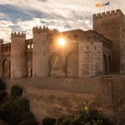 El territorio español de Aragón está poco difundido: alberga una ruta del vino, centros de esquí, turismo rural, castillos y catedrales muy bien conservados.