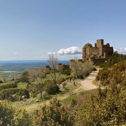 El territorio español de Aragón está poco difundido: alberga una ruta del vino, centros de esquí, turismo rural, castillos y catedrales muy bien conservados.