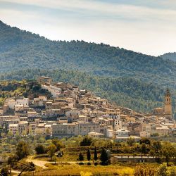 El territorio español de Aragón está poco difundido: alberga una ruta del vino, centros de esquí, turismo rural, castillos y catedrales muy bien conservados.