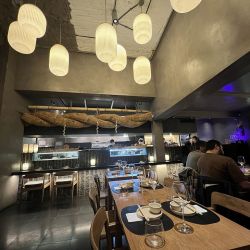 Nemuri Tera, un restaurante japonés que ofrece platos y sushi como una deliciosa inmersión oriental.