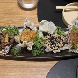 Nemuri Tera, un restaurante japonés que ofrece platos y sushi como una deliciosa inmersión oriental.