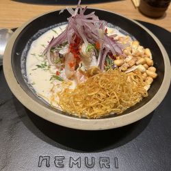 Nemuri Tera, un restaurante japonés que ofrece platos y sushi como una deliciosa inmersión oriental.