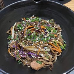 Nemuri Tera, un restaurante japonés que ofrece platos y sushi como una deliciosa inmersión oriental.