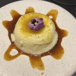 Nemuri Tera, un restaurante japonés que ofrece platos y sushi como una deliciosa inmersión oriental.