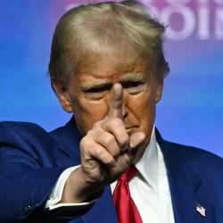Donald Trump hace un gesto en el escenario después de hablar durante un mitin de campaña de Turning Point Action 'United for Change' en Las Vegas. Foto de Patrick T. Fallon / AFP | Foto:AFP