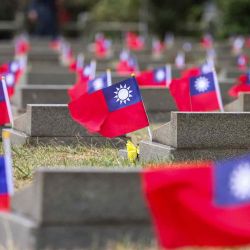 Banderas de Taiwán ondean en un cementerio público durante una ceremonia conmemorativa. Foto de I-Hwa CHENG / AFP | Foto:AFP
