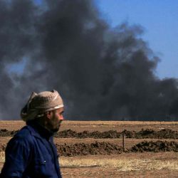 Humo desde una instalación de extracción de petróleo atacada por los bombardeos turcos cerca de la frontera nororiental de Siria con Turquía. Foto de Delil SOULEIMAN / AFP | Foto:AFP